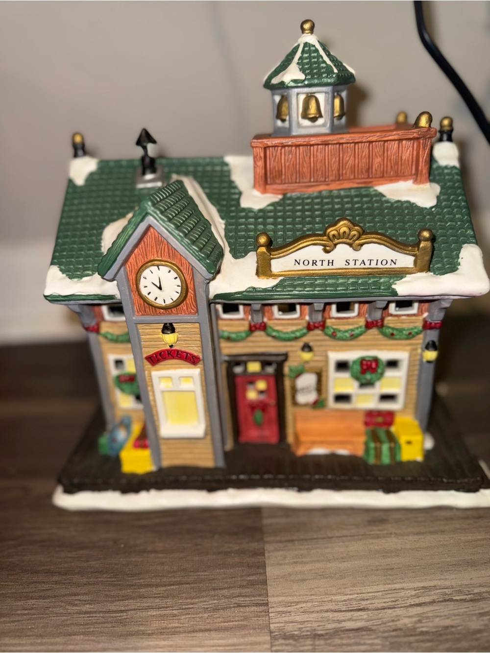 Vintage 2000 Longrich North Station Lighted Christmas Village Building Box - Picture 3 of 6